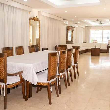 Villa Exclusiva Junto Al Mar En *