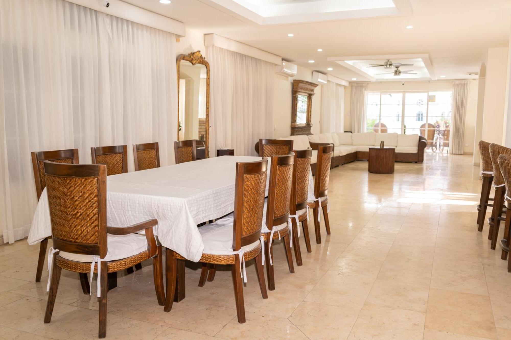 Villa Exclusiva Junto Al Mar En *